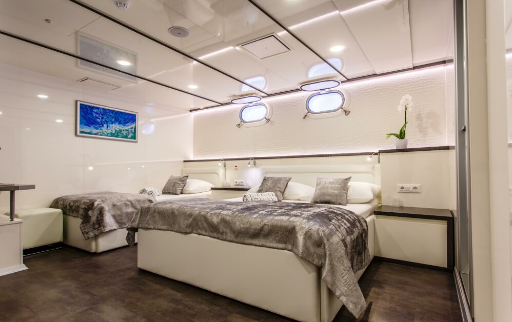 Motor Yacht Ban - Mini Cruiser - Adriatic Tours Charter Cruiser