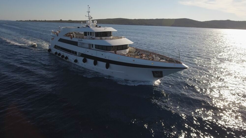 Motor Yacht Ban - Mini Cruiser - Adriatic Tours Charter Cruiser