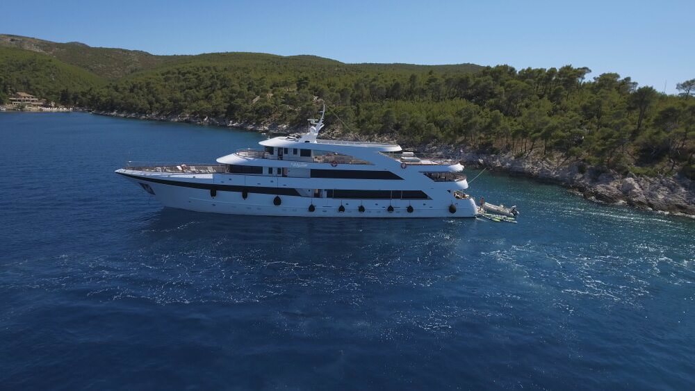 Motor Yacht Ban - Mini Cruiser - Adriatic Tours Charter Cruiser