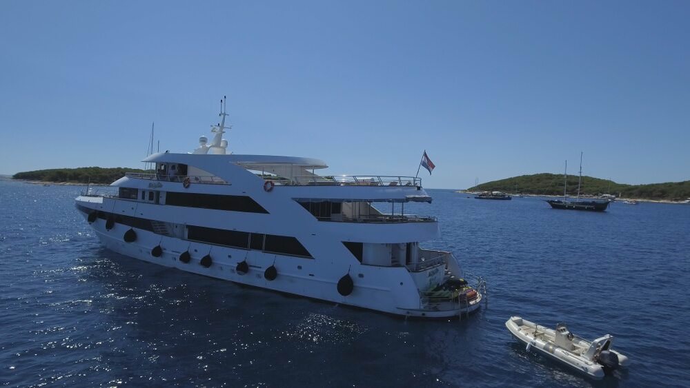 Motor Yacht Ban - Mini Cruiser - Adriatic Tours Charter Cruiser