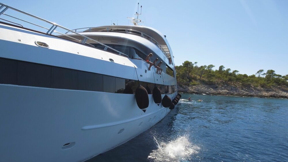 Motor Yacht Ban - Mini Cruiser - Adriatic Tours Charter Cruiser